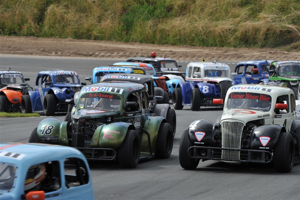 Der er altid trængsel i første sving, når deltagerne i OK Mobil 1 Legend Car Cuppen skal igennem første sving. Sådan bliver det også ved Super Dæk Night
(Foto: Morten Alstrup)